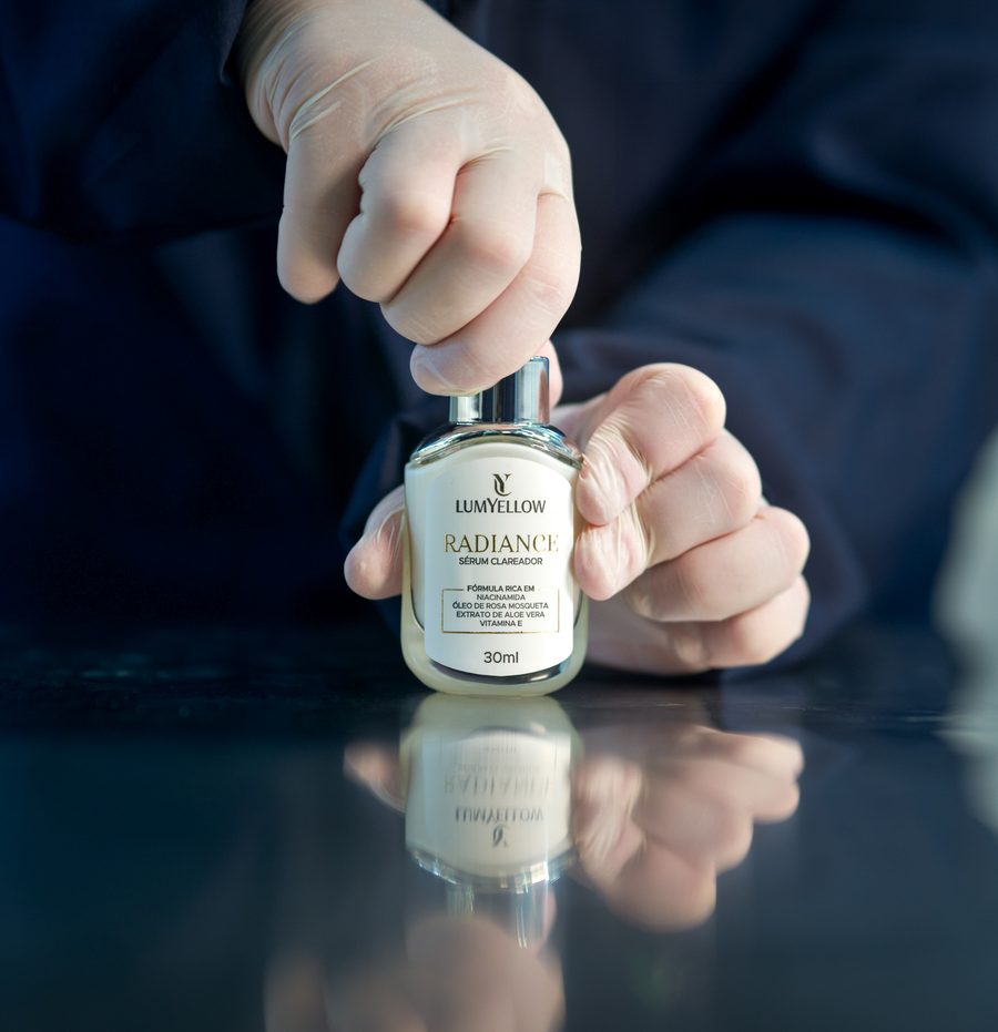Sérum Radiance da Lumyellow nas mãos do laboratório